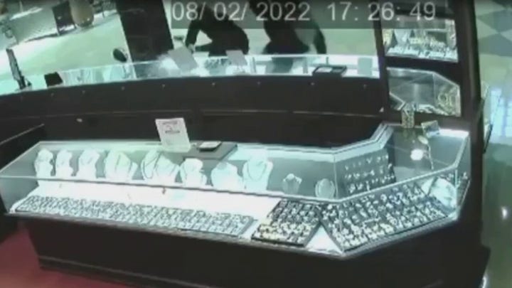 Florida smash-and-grab thieves steal over $100K in jewelry, sheriff says