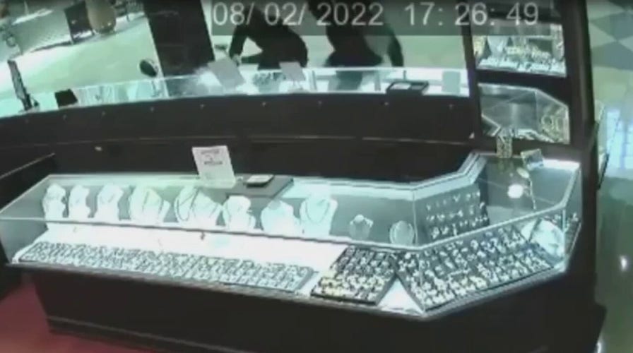 Florida smash-and-grab thieves steal over $100K in jewelry, sheriff says