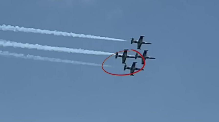 2 fighter jets clip wings during Fort Lauderdale Air Show in Florida
