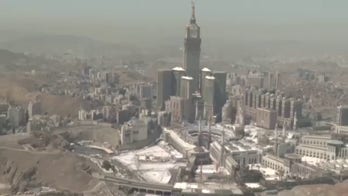 Muslim pilgrims continue worship despite overwhelming heat wave that killed over 100 people