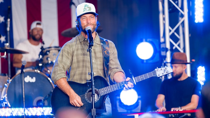 Chris interpreta «I Don't Know About You» en «Fox & Friends»