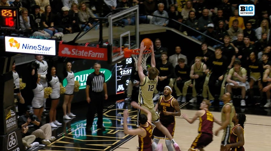 Braden Smith finds Jacobsen for an alley-oop dunk, Purdue leads Minnesota 