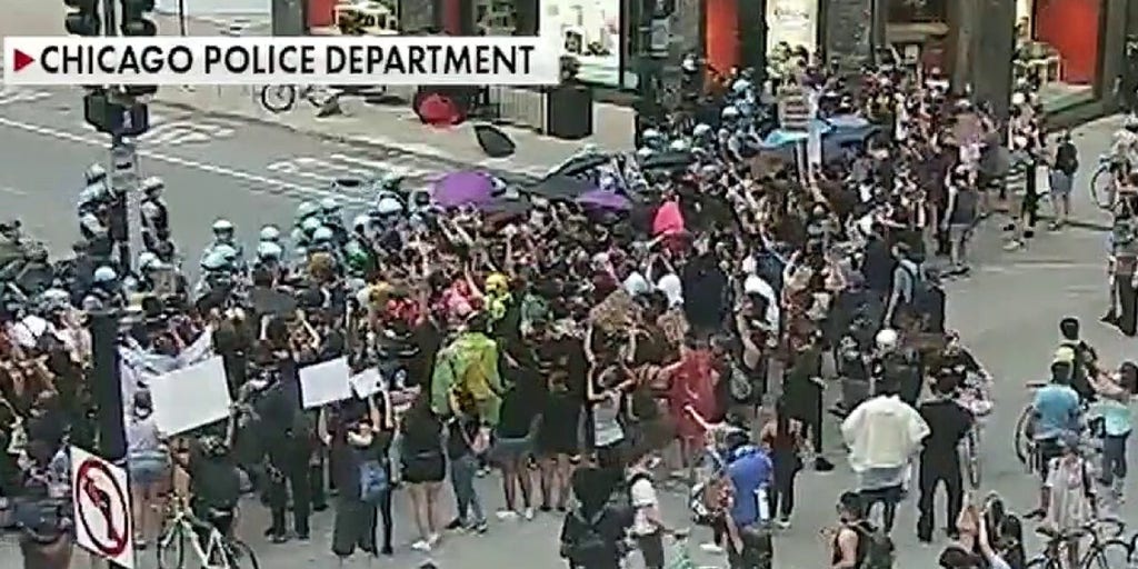 17 Police Offers Injured During Violent Chicago Protests | Fox News Video