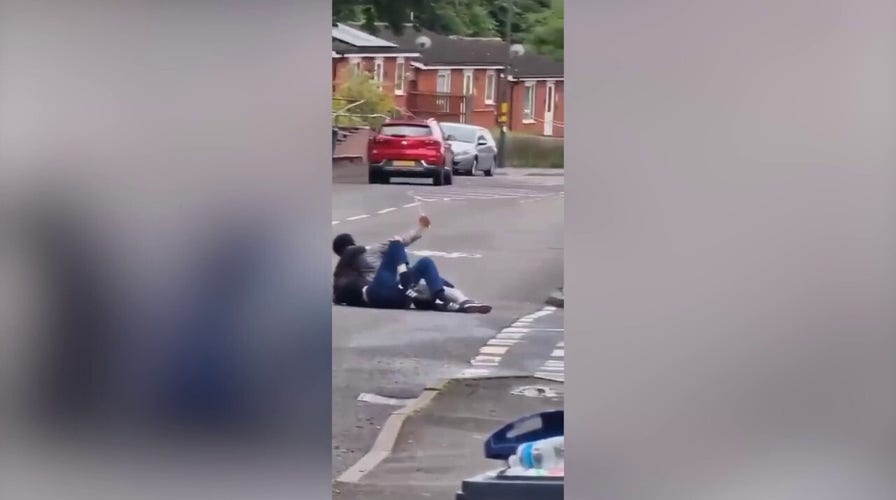 Man disarms knife-wielding assailant in the street during traffic