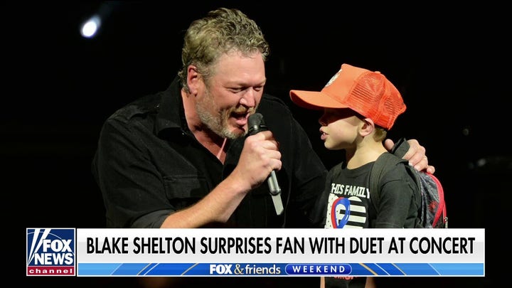 Blake Shelton invites 6-year-old awaiting heart transplant on stage during concert