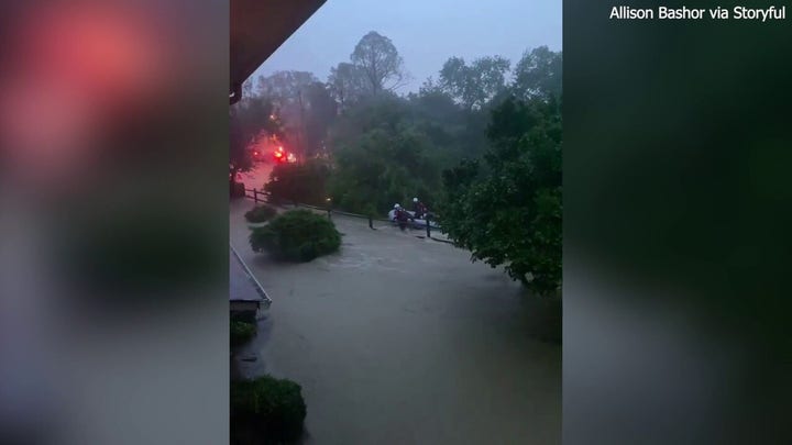 El equipo de rescate acuático evacúa a los residentes de Chapel Hill, Carolina del Norte, en medio de una inundación repentina.