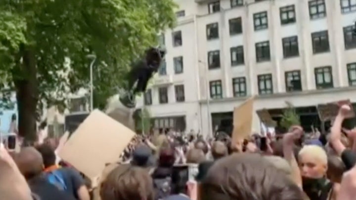 Raw video: Edward Colston statue torn down in England