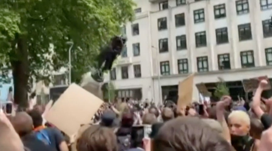 Raw video: Edward Colston statue torn down in England