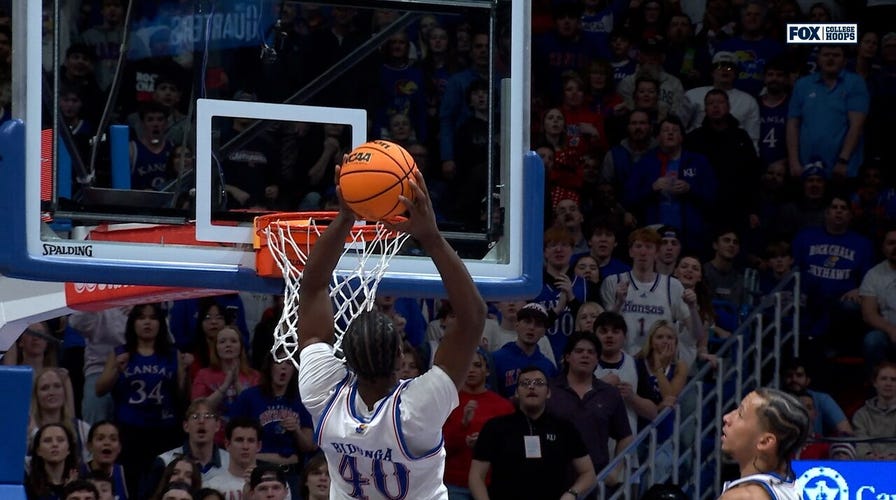 Flory Bidunga gets steal and throws down alley-oop on other end, extending Kansas' lead over Baylor