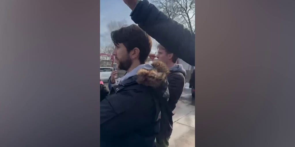 Illinois mayor and Border Patrol chief face off during immigration enforcement sweep