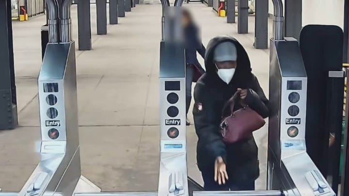 NYC subway mugger attacks woman, steals purse