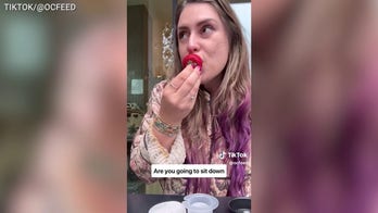 Food influencer tries viral $20 strawberry