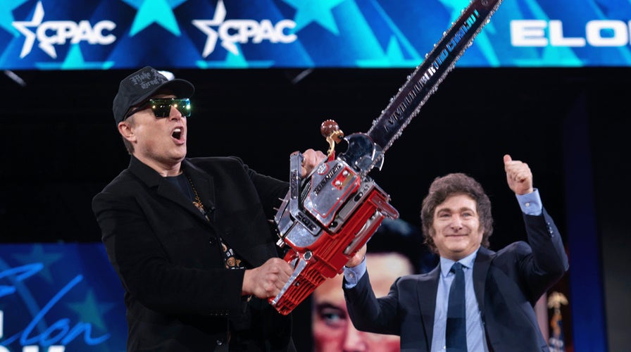 ¡Milei regala motosierra a Elon Musk!