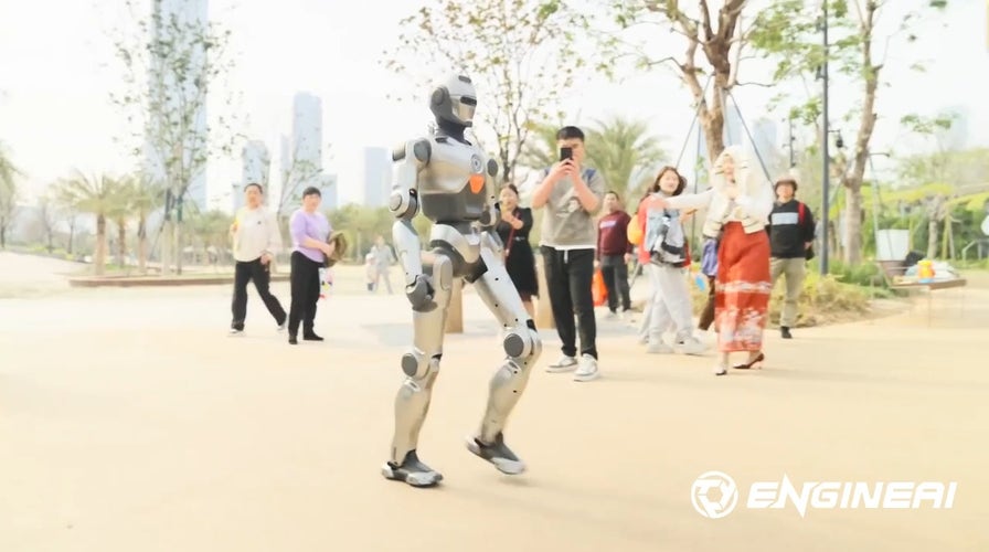 Un robot humanoide chino realiza la primera voltereta frontal del mundo, una hazaña más difícil que una voltereta hacia atrás