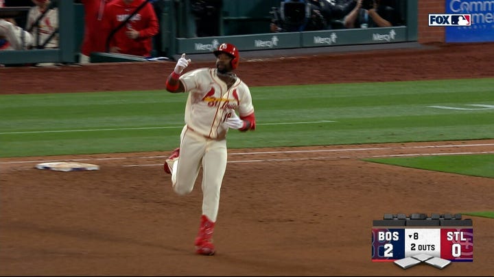 Jordan batea un jonrón solitario para recortar la desventaja de los Cardinals frente a los Red Sox.