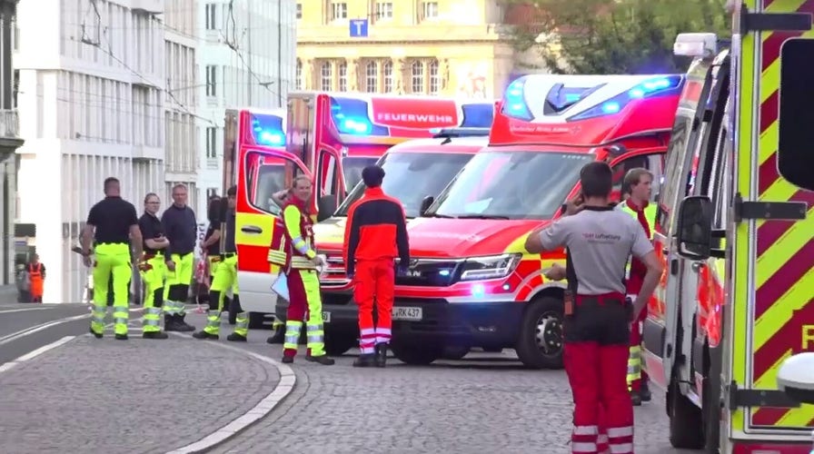 La policía acordonó la zona en Leipzig después de que un coche se metiera en la zona peatonal