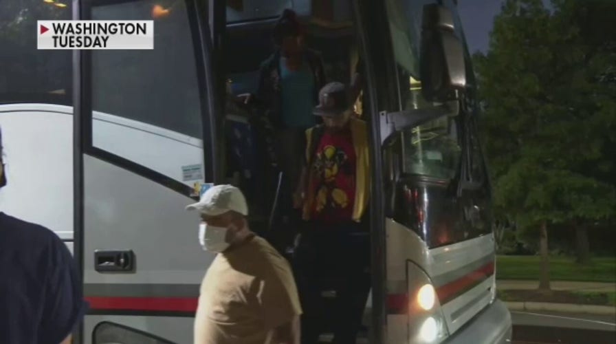 Bus carrying migrants arrives in Washington, DC
