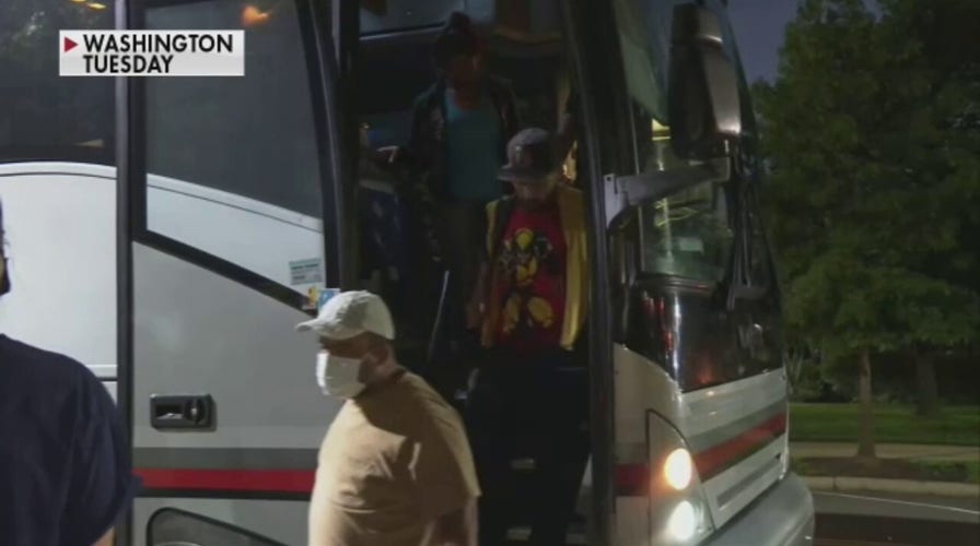 Bus carrying migrants arrives in Washington, DC