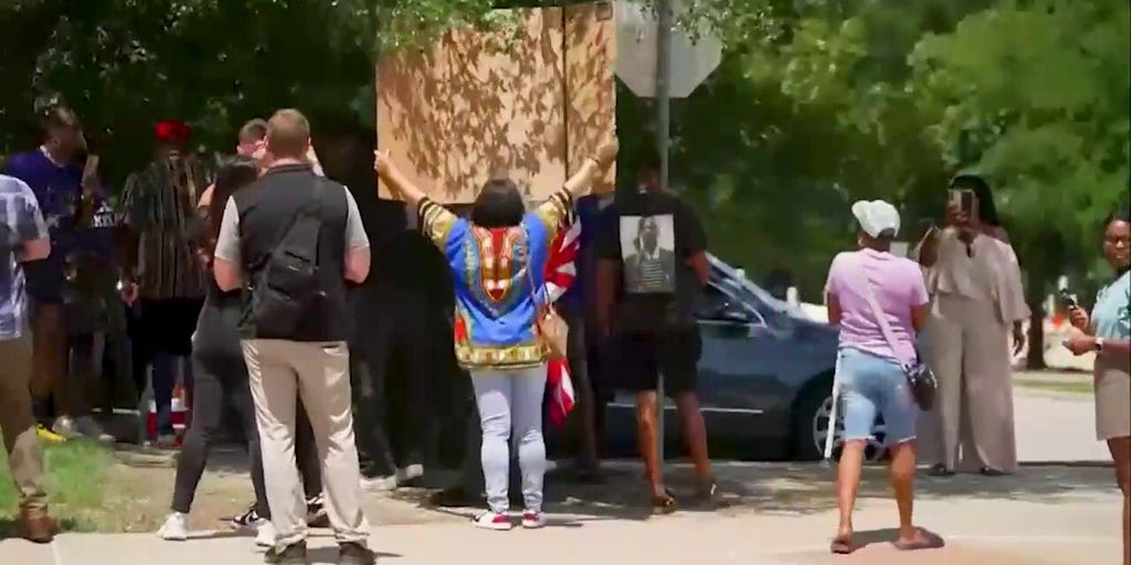 Karmelo Anthony supporters rally outside courthouse during opening statements