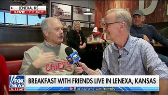 Lamar Hunt Jr. shows off Lombardi Trophy on Breakfast with 'Friends'