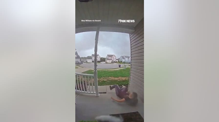 Lightning strike SCARES woman, cat outside Maryland home 