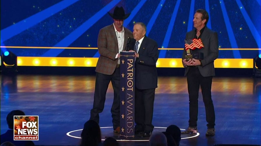 Dennis Quaid presents WWII veteran Sgt. Andy Negra with 'Salute to Service' award at Fox Nation’s Patriot Awards