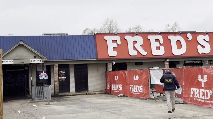 Police seen outside of Reggie's in Baton Rouge, Louisiana