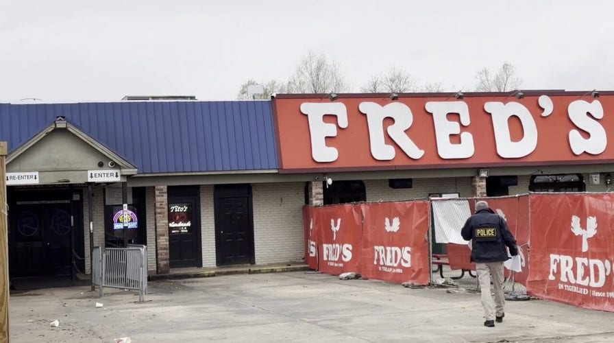 Police seen outside of Reggie's in Baton Rouge