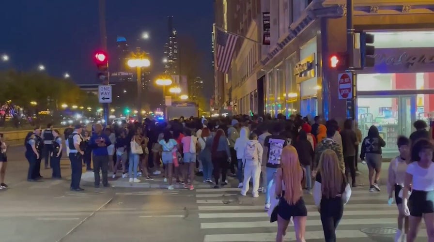 Teens riot in downtown Chicago, smashing car windows and attacking tourists