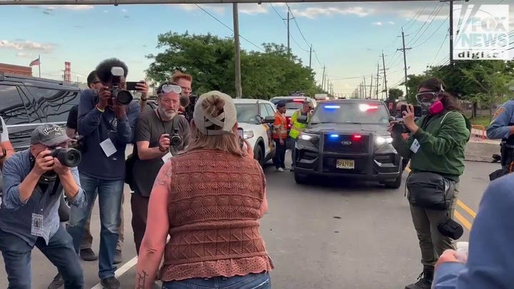 Los manifestantes desobedecen la orden de la policía estatal de protestar en la «zona de la primera enmienda» de Delaney Hall