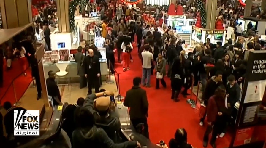 Holiday shoppers thin into AI