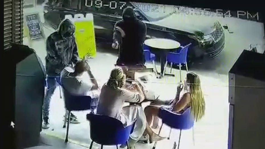 ロサンゼルスのダイナーは、白昼の歩道のカフェで銃を突きつけられて強盗をしました
