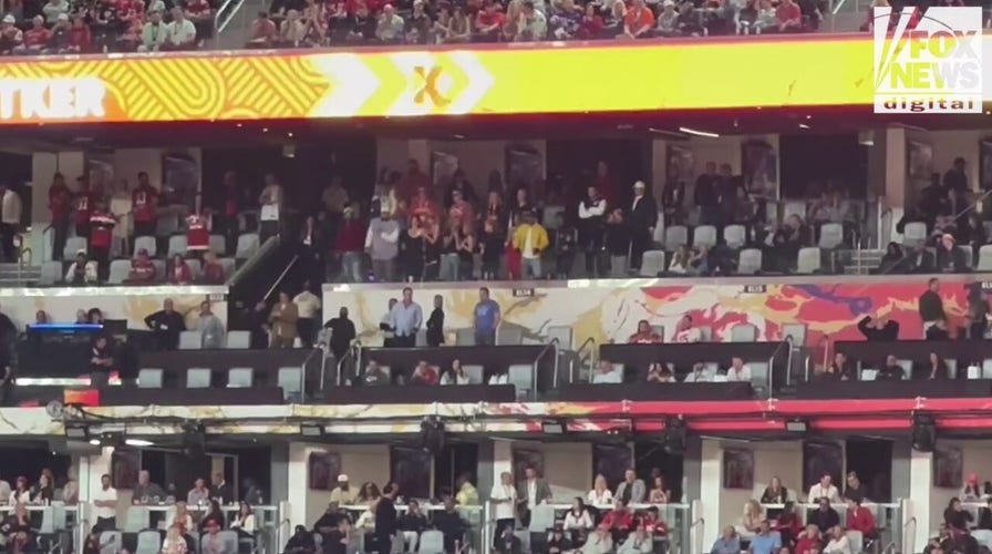 Taylor Swift applauds Kansas City Chiefs' field goal in first half
