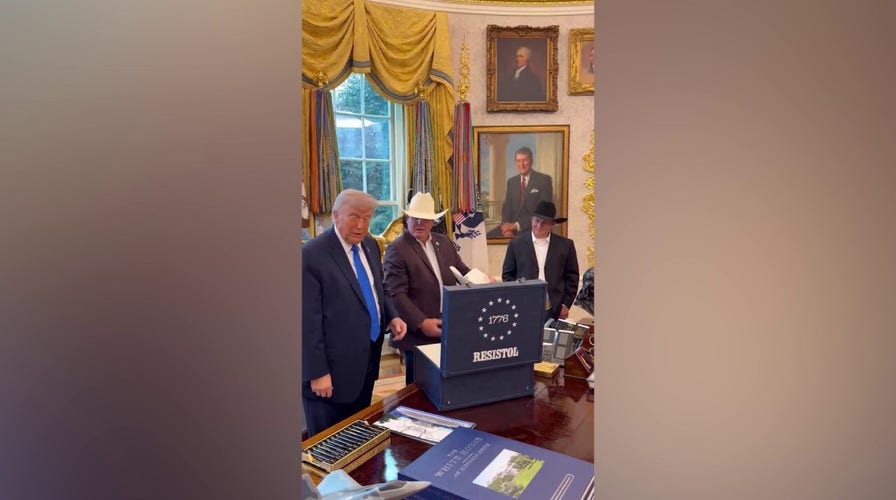 Trump welcomes rodeo satellite   champions to the Oval Office