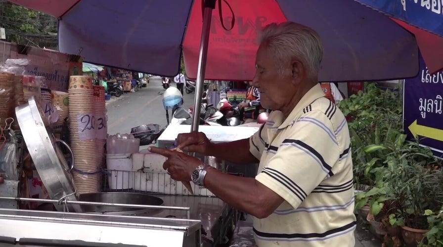 Ice cream vendor thrills crowds with his unusual skills