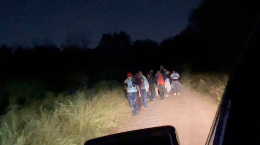 Video shows migrants coming into US across Texas border