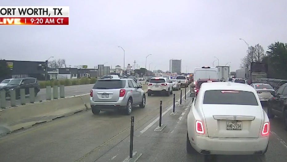 Massive pileup traps drivers on Texas freeway