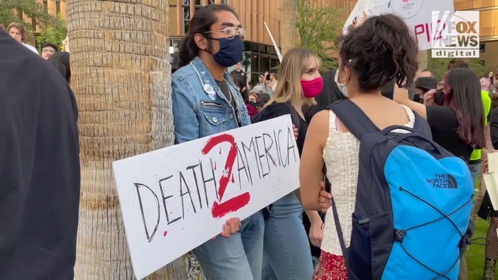 VER AHORA: Protesters and supporters clash at Arizona State University over Kyle Rittenhouse