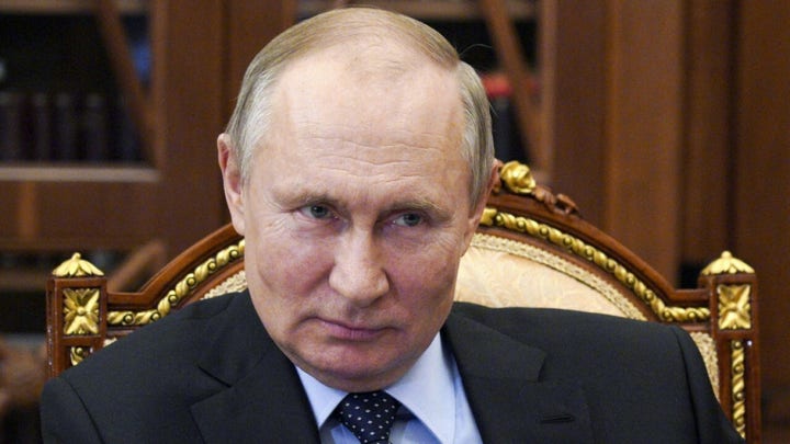 Belarus' president 'effectively blackmails' Putin in migrant crisis, Russian journalist says