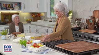 Paula Deen whips up ‘Fresh Apple Cake from Georgia’ for Thanksgiving feast - Fox News