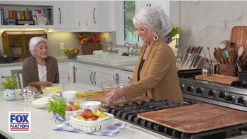 Paula Deen whips up ‘Fresh Apple Cake from Georgia’ for Thanksgiving feast