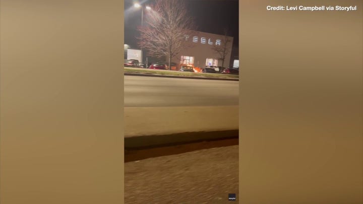 La policía investiga un presunto incendio provocado de dos Cybertrucks en un concesionarioTesla  Kansas City