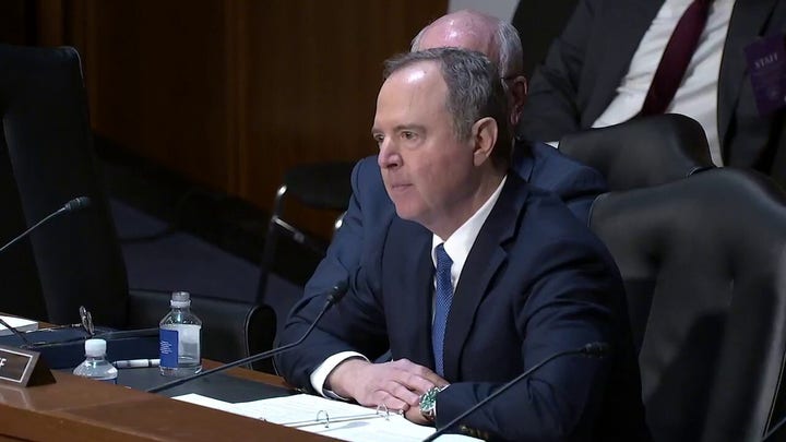El senador Adam Schiff y Kash Patel se enfrentan por la canción del 6 de enero