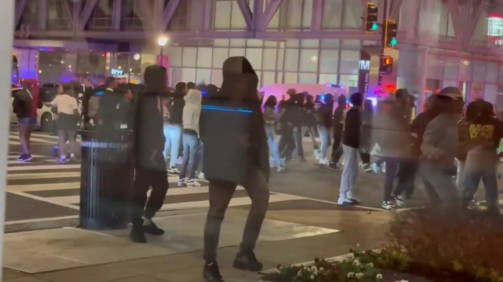 Una multitud de adolescentes invade la popular zona Washington, D.C.