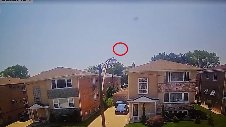 Plane loses emergency evacuation slide over Chicago neighborhood