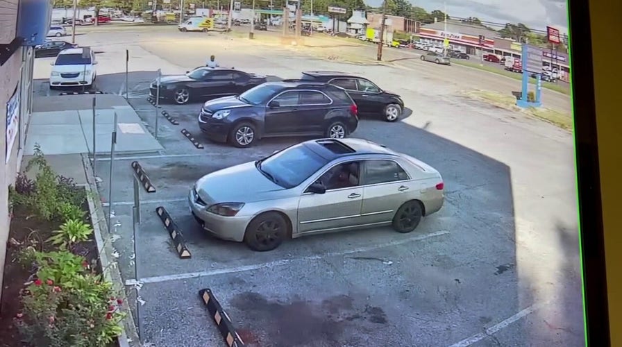 Flash of gunfire seen across the street during Ezekiel Kelly's Memphis shooting spree 