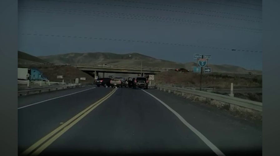 ICE fuego después de que un sospechoso intentara embestir a un agente, según la agencia