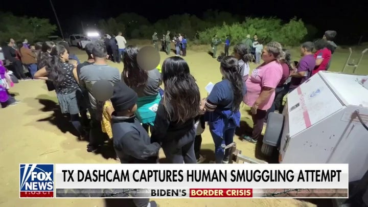 A massive group of migrants convenes at the southern border 