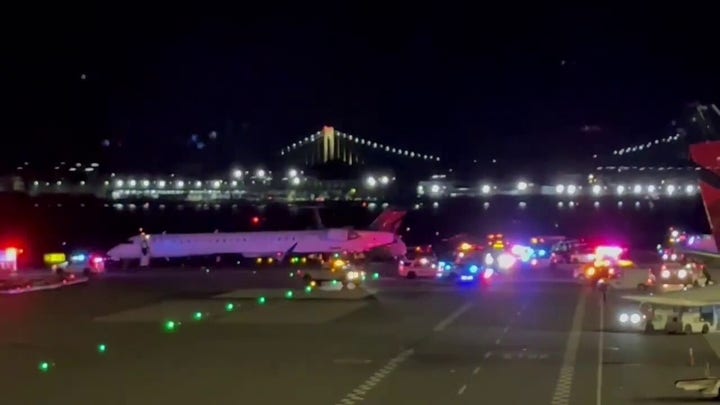  Delta jets collide while taxing at LaGuardia Airport