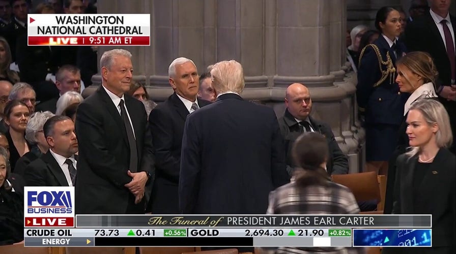 Trump y Pence se dan la mano en el funeral del ex presidente Carter
